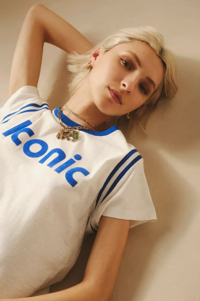 Remera de inspiración deportiva con detalles tejidos y estampado icónico de Rapsodia en Remeras para argentina