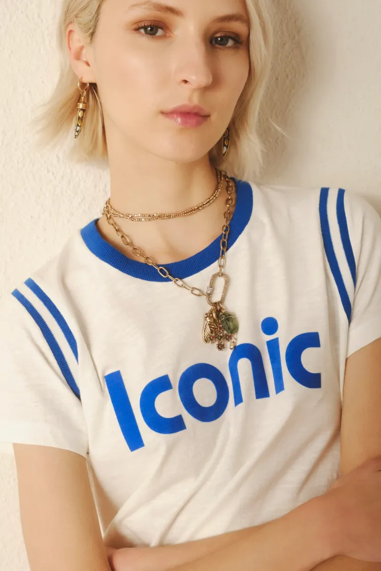 Remera de inspiración deportiva con detalles tejidos y estampado icónico de Rapsodia en Remeras para argentina