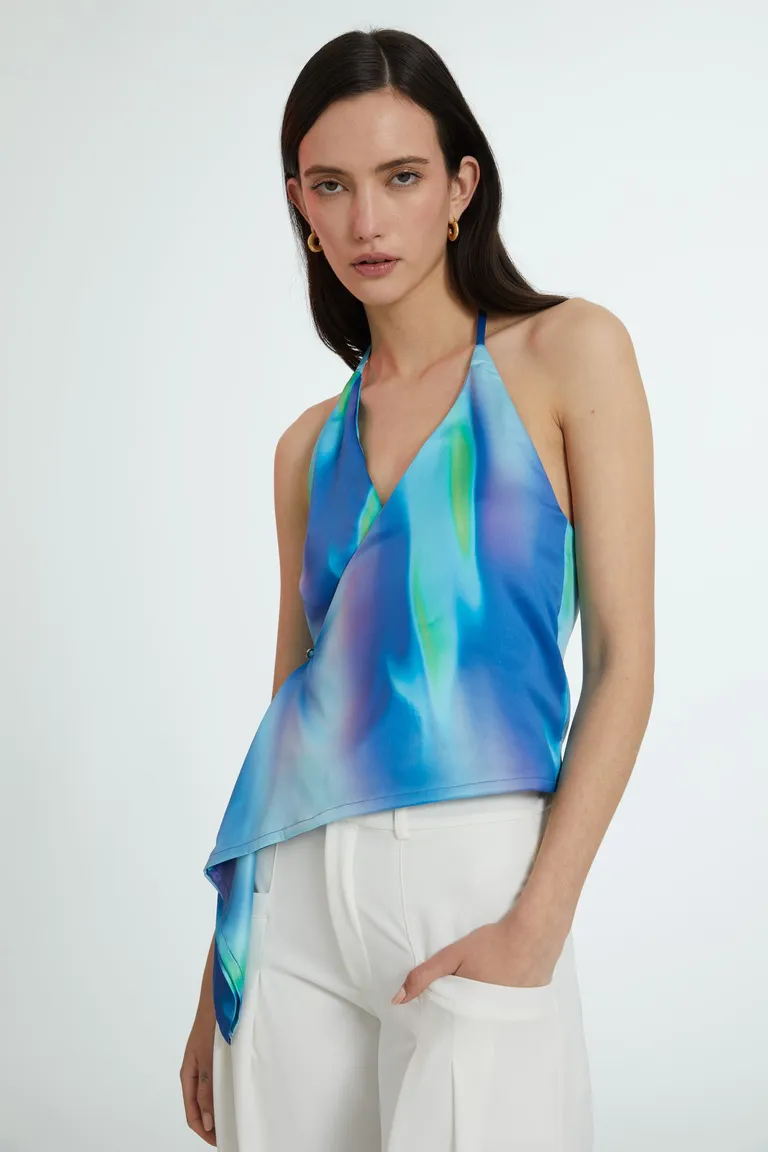 Top sin mangas en estampado tie-dye con cuello alto y frunce central de Naíma en Tops para argentina