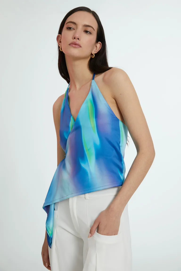 Top sin mangas en estampado tie-dye con cuello alto y frunce central de Naíma en Tops para argentina