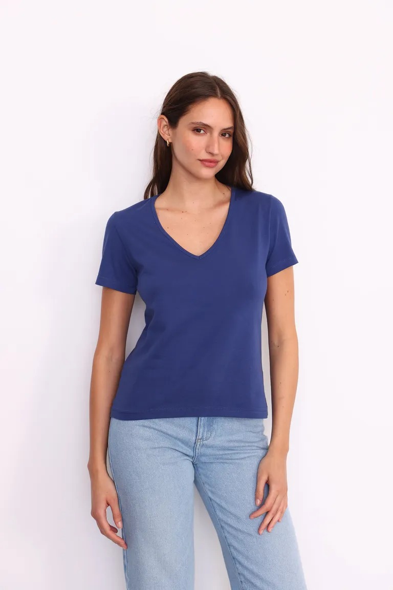 Remera de cuello en V para mujer, ideal para looks casuales y elegantes de Yagmour en Remeras para argentina