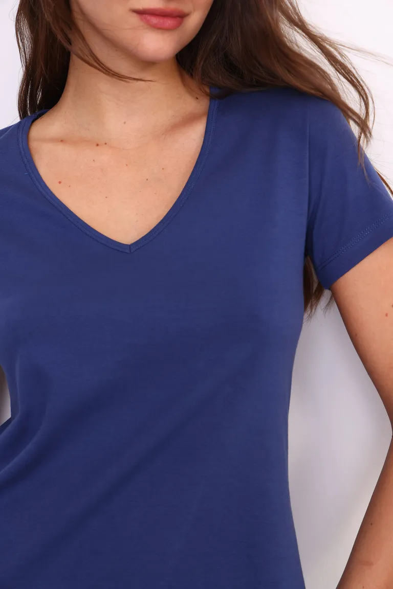 Remera de cuello en V para mujer, ideal para looks casuales y elegantes de Yagmour en Remeras para argentina