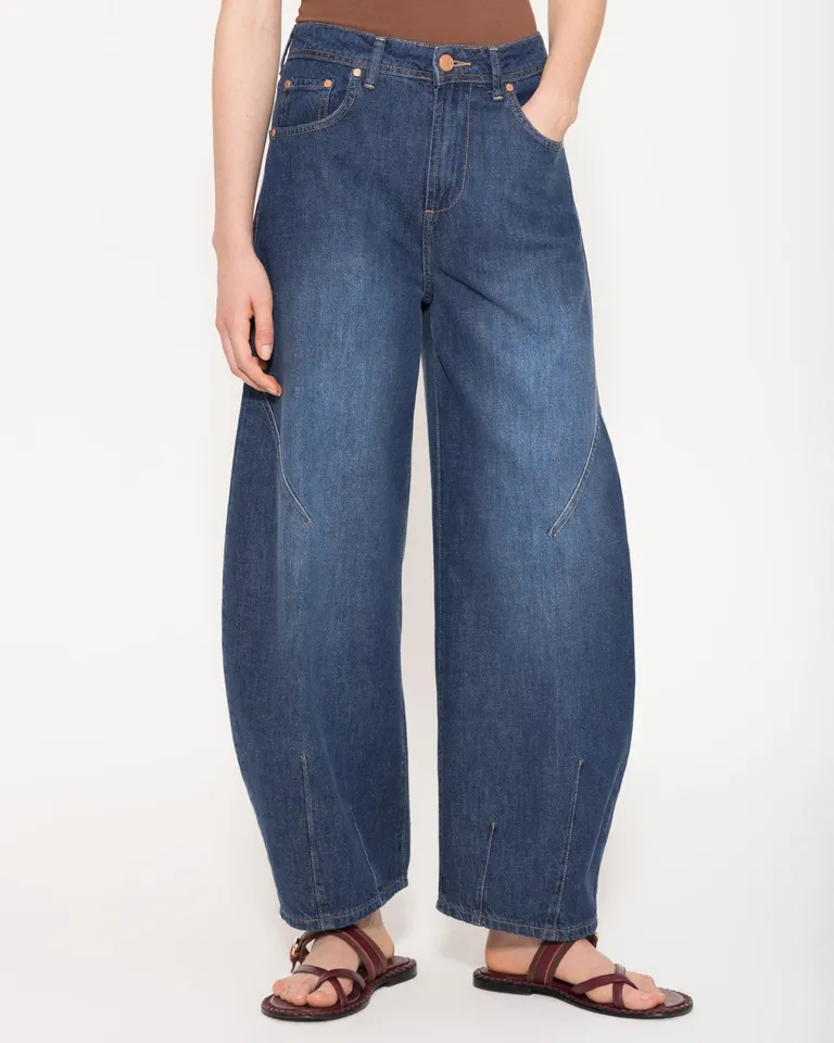 Pantalones vaqueros de corte holgado y tiro medio para un look desenfadado y elegante de Jazmin Chebar en Pantalones para argentina