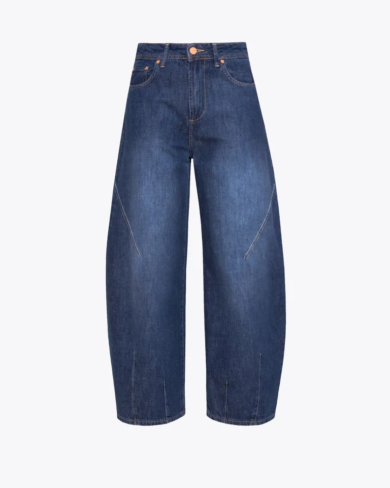 Pantalones vaqueros de corte holgado y tiro medio para un look desenfadado y elegante de Jazmin Chebar en Pantalones para argentina