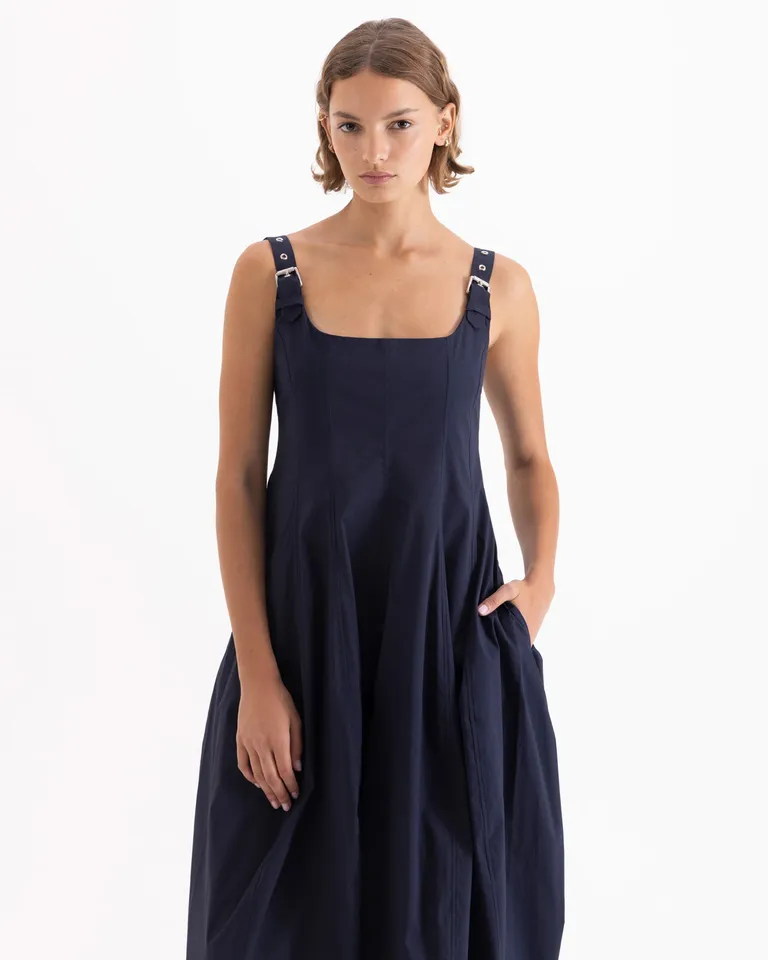 Vestido midi con falda balloon y breteles regulables metálicos de diseño estructurado de Jazmin Chebar en Vestidos para argentina