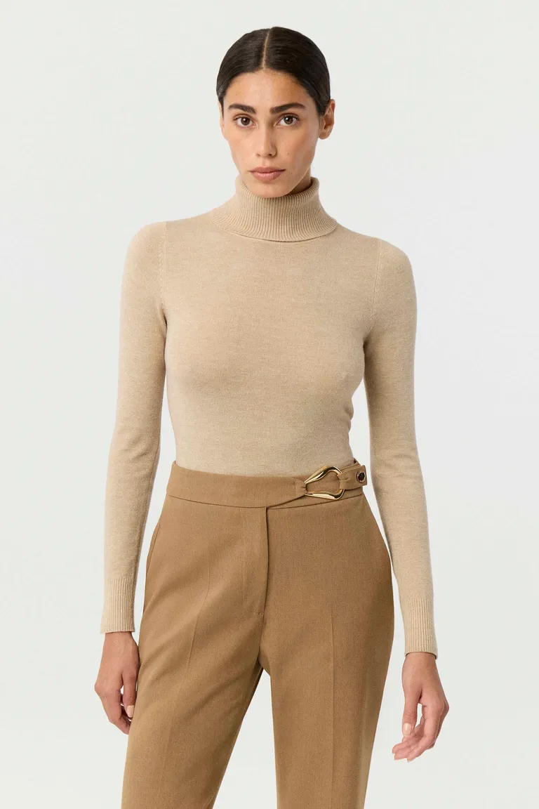 Remera de mangas largas con cuello alto y calce anatómico ajustado al cuerpo de Markova en Remeras para argentina