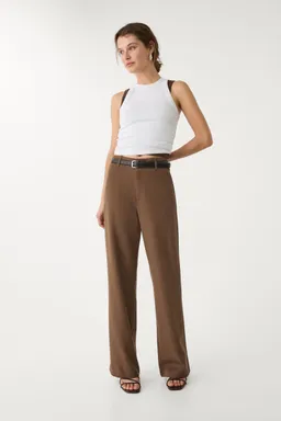 Pantalón vestir recto fluido cinturón de Stradivarius en Pantalones para argentina