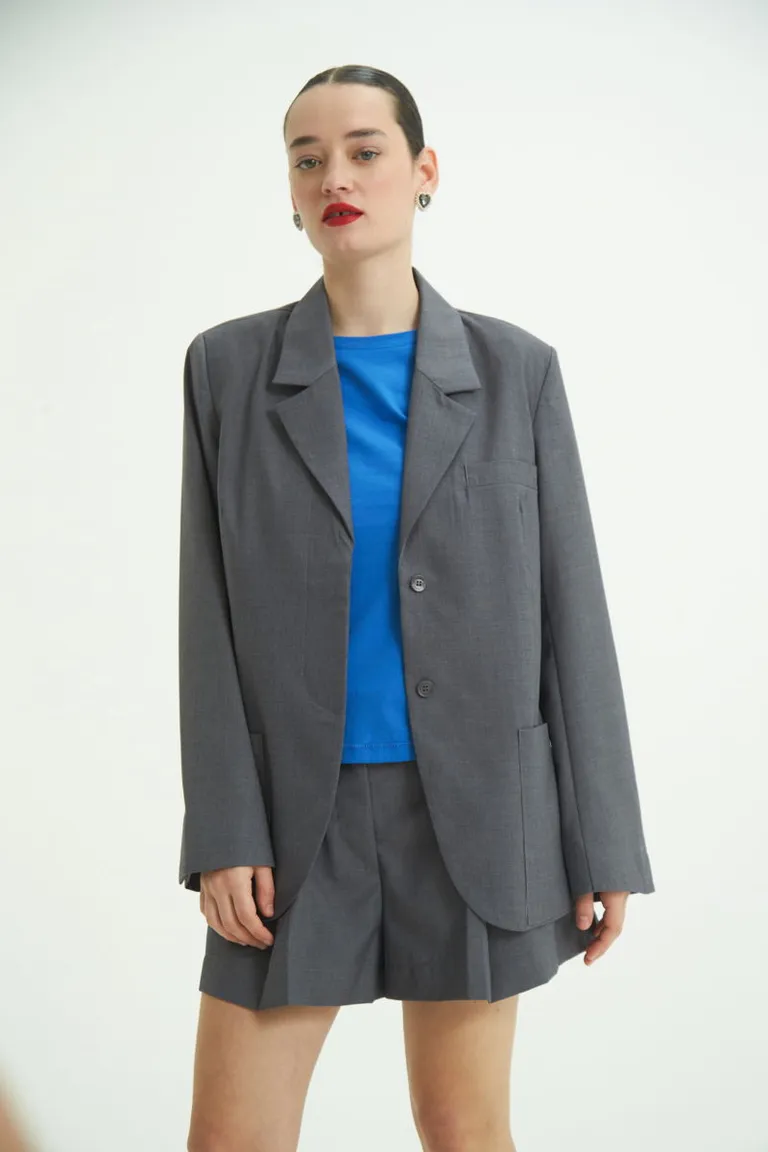 Saco sastre oversize gris con detalles de diseño para un look chic y canchero de Las Pepas en Blazers para argentina