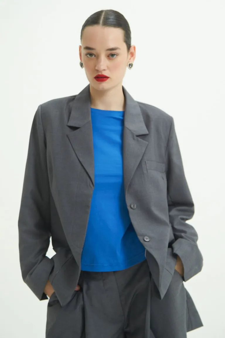 Saco sastre oversize gris con detalles de diseño para un look chic y canchero de Las Pepas en Blazers para argentina