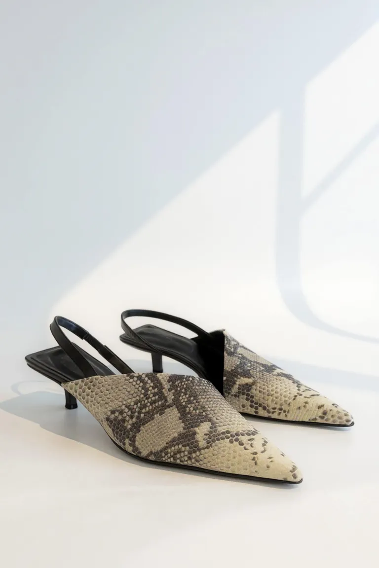 Zapato de punta afilada con detalle gráfico y taco medio para mujer de Maria Cher en Zapatos con Tacos para argentina