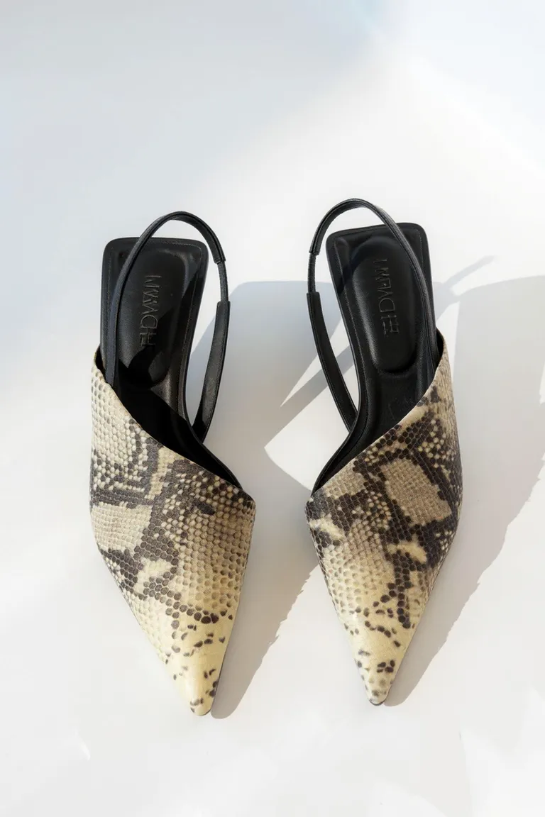 Zapato de punta afilada con detalle gráfico y taco medio para mujer de Maria Cher en Zapatos con Tacos para argentina