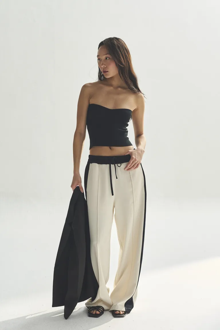 Top negro elegante sin tirantes para mujer, perfecto para ocasiones especiales de Akiabara en Tops para argentina