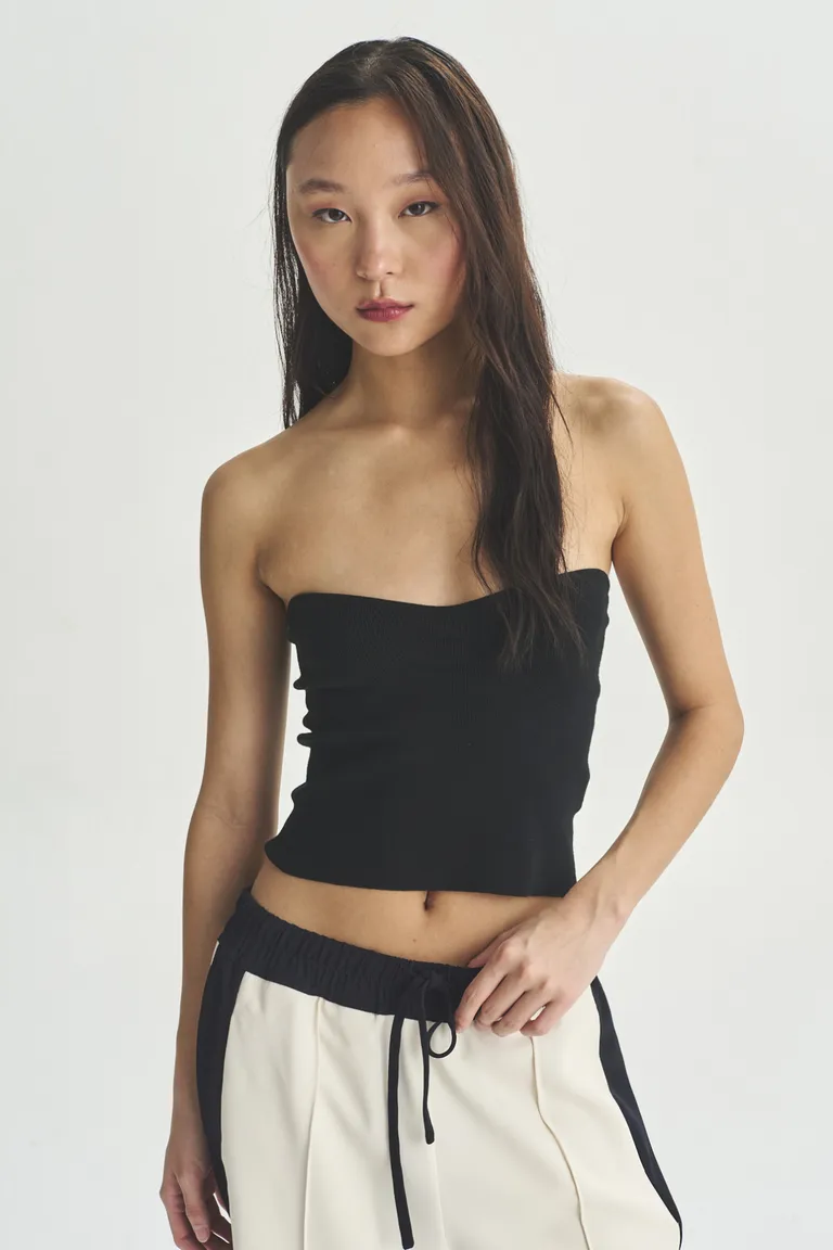 Top negro elegante sin tirantes para mujer, perfecto para ocasiones especiales de Akiabara en Tops para argentina