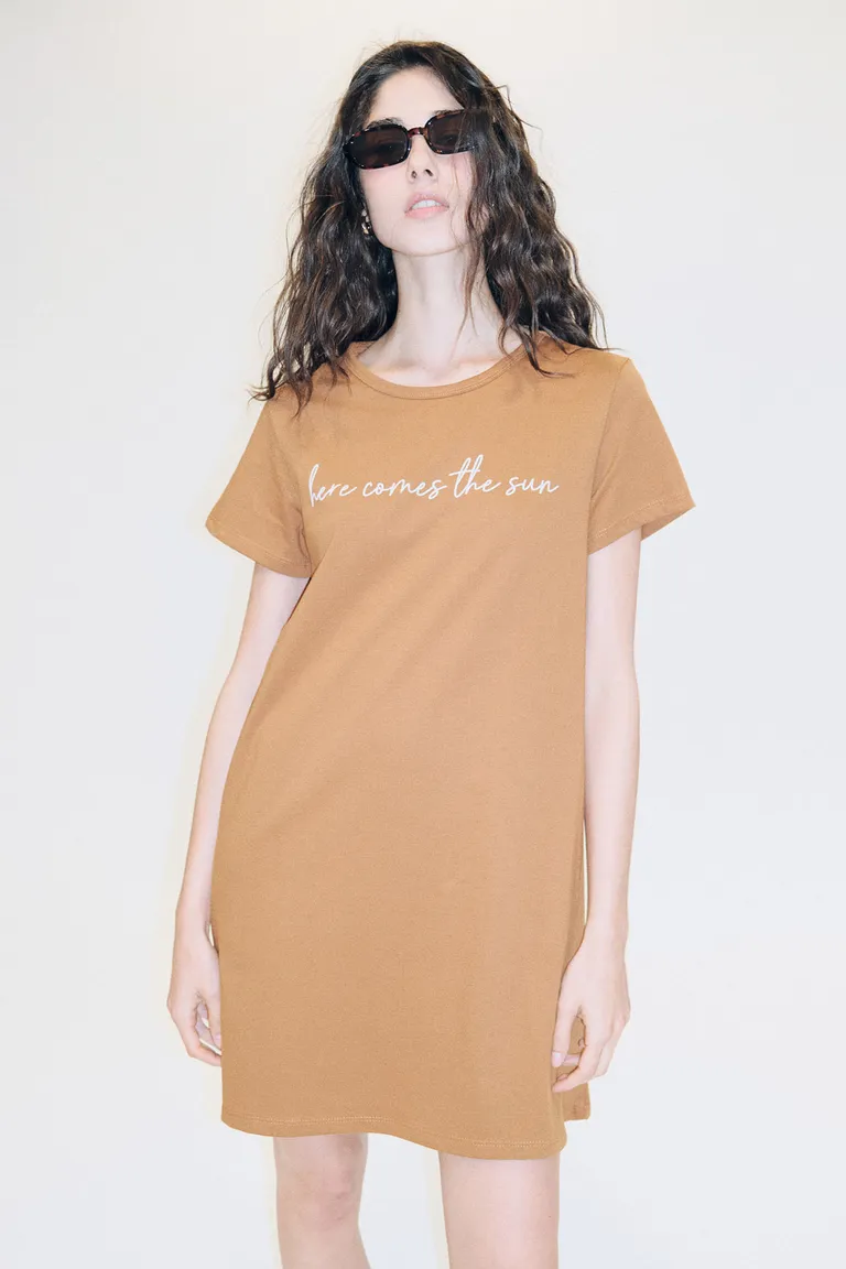 Vestido corto holgado en jersey con estampa en el frente y la espalda de Cuesta Blanca en Vestidos para argentina