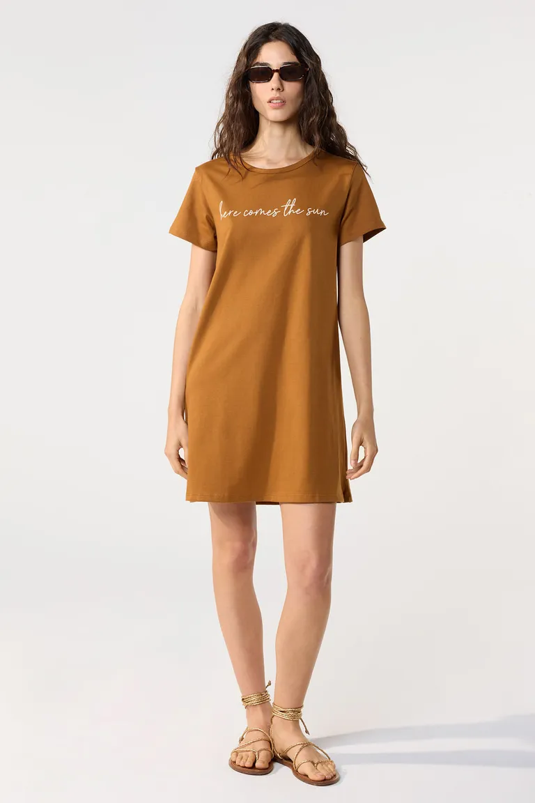 Vestido corto holgado en jersey con estampa en el frente y la espalda de Cuesta Blanca en Vestidos para argentina