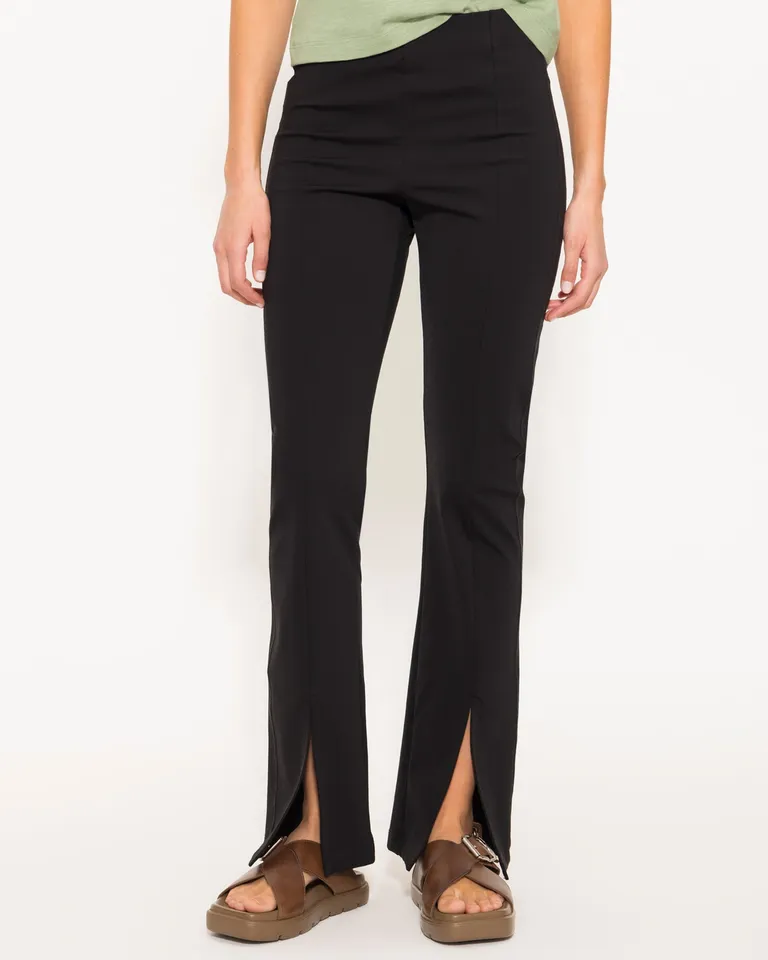 Pantalón negro con tajos y recortes verticales, de corte ajustado y estilo actualizado de Jazmin Chebar en Pantalones para argentina