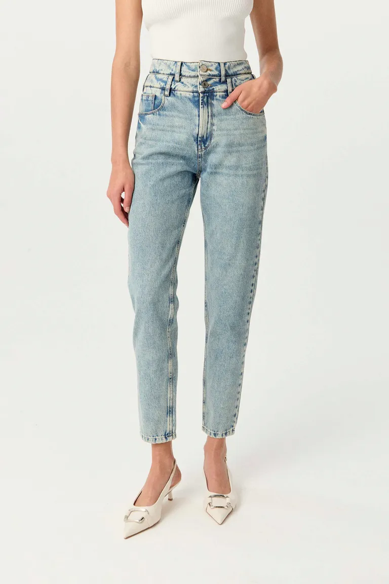 Pantalón de tiro alto, corte recto con diseño de 5 bolsillos para un estilo urbano y versátil de Markova en Pantalones para argentina