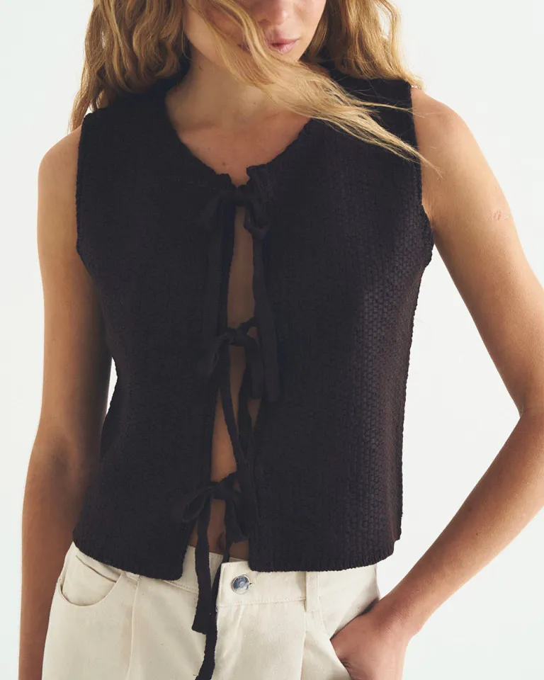 Chaleco premium con lazos de amarre - Pieza versátil y elegante para el clóset de toda mujer de Sky en Chalecos para argentina