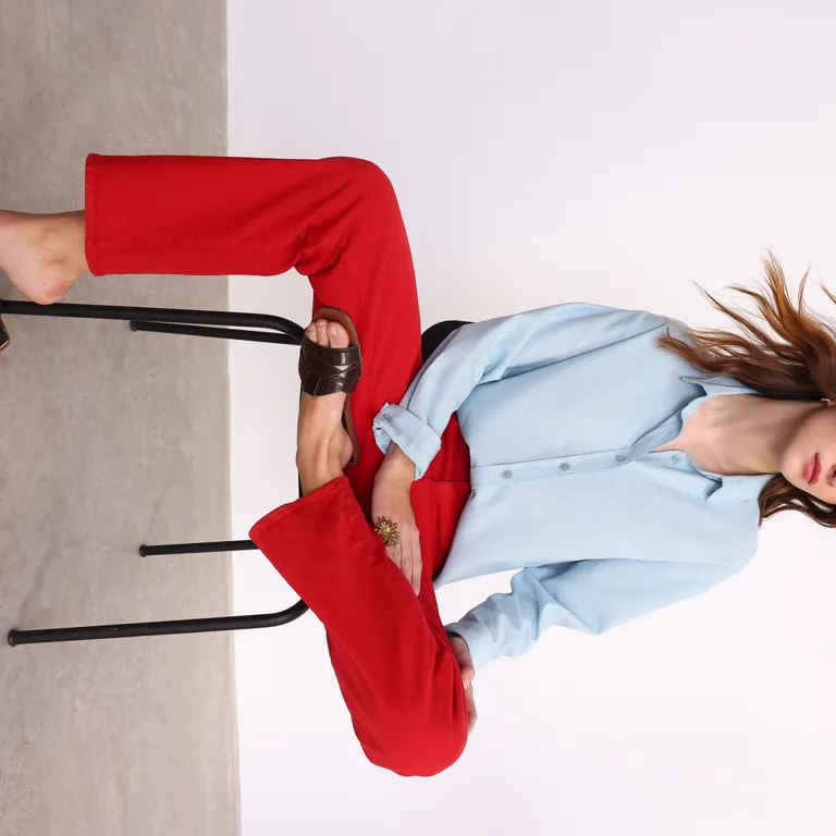 Pantalón de tiro medio en gabardina con lavado desgastado para mujer de Yagmour en Pantalones para argentina