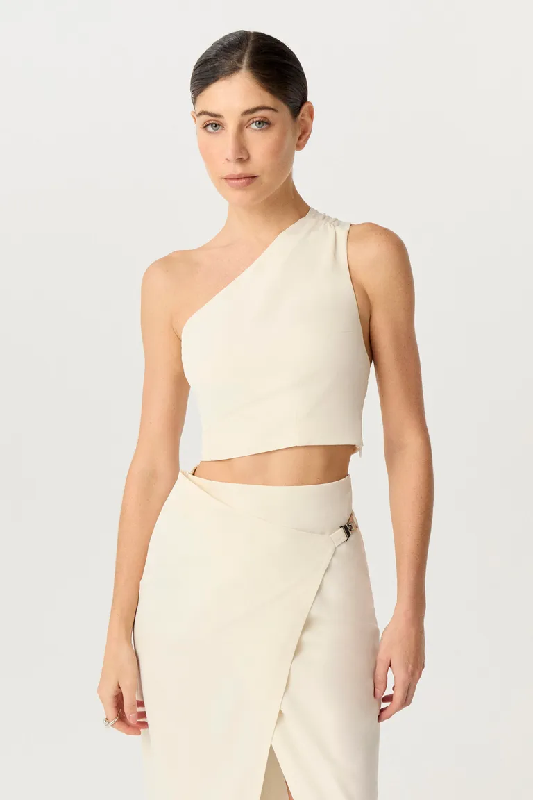 Top asimétrico de un solo hombro con detalles de fruncidos para un estilo elegante y sofisticado de Markova en Tops para argentina