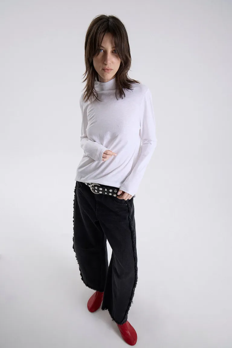 Remera de manga larga con cuello alto y diseño clásico para uso cotidiano de Maria Cher en Remeras para argentina