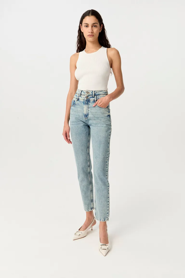 Top de punto liso con diseño cruzado en la espalda, ideal para un estilo casual o formal de Markova en Tops para argentina