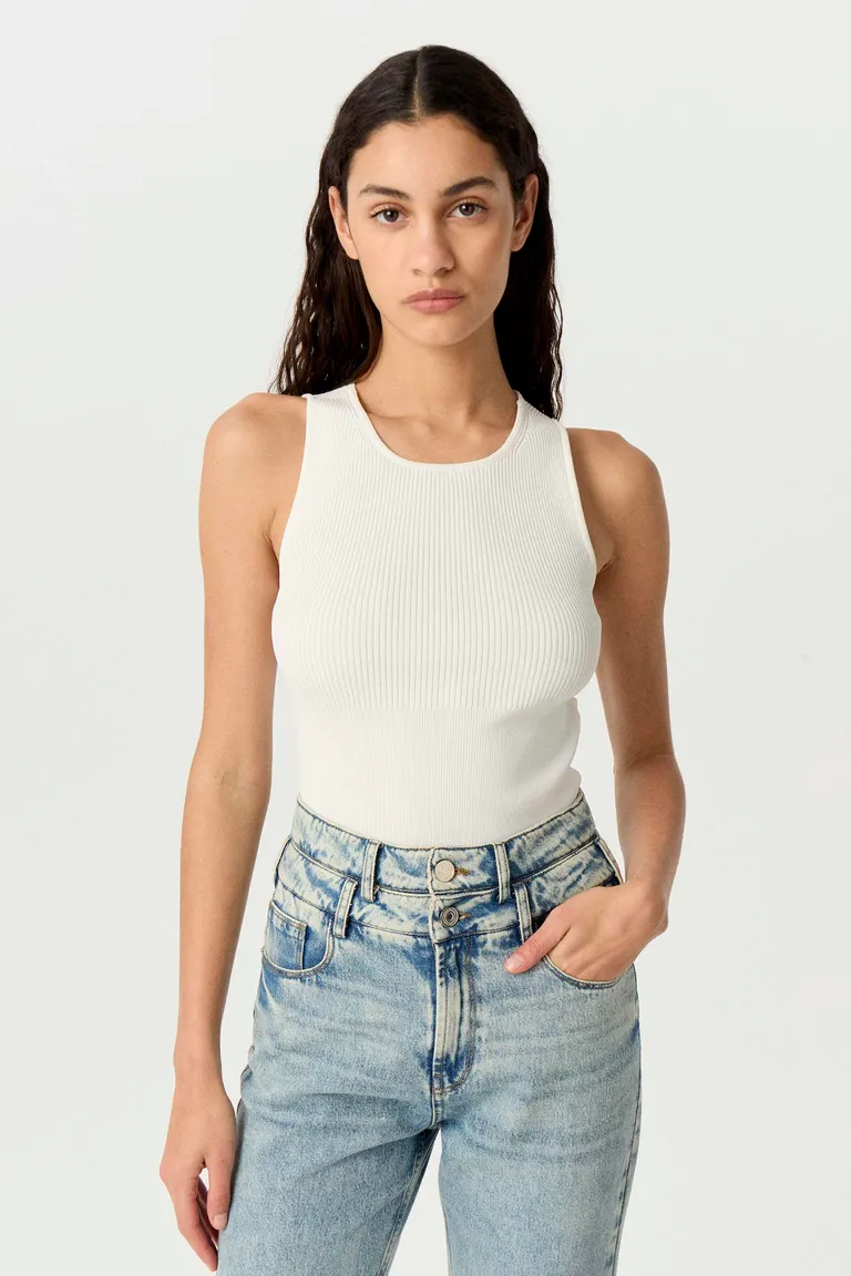 Top de punto liso con diseño cruzado en la espalda, ideal para un estilo casual o formal de Markova en Tops para argentina