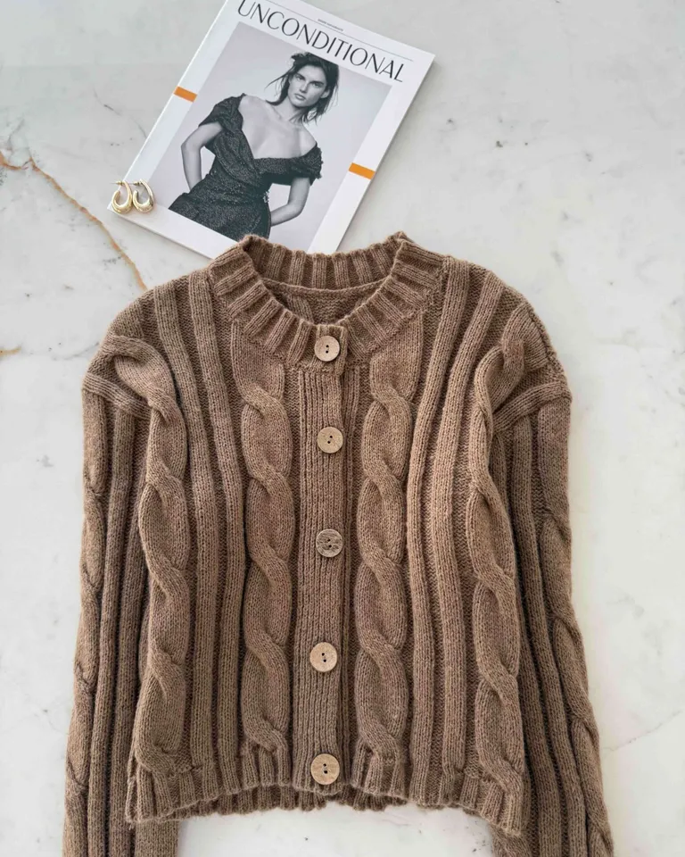 Elegante suéter de punto con patrón trenzado y botones de coco de Hesed en Buzos y Sweaters para argentina