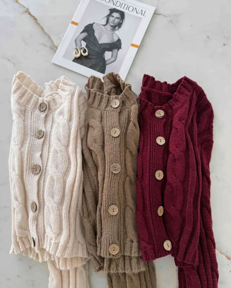 Elegante suéter de punto con patrón trenzado y botones de coco de Hesed en Buzos y Sweaters para argentina