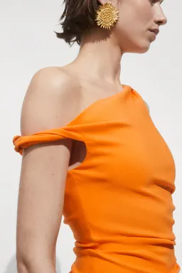 Vestido asimétrico fruncido de Mango en Vestidos para argentina