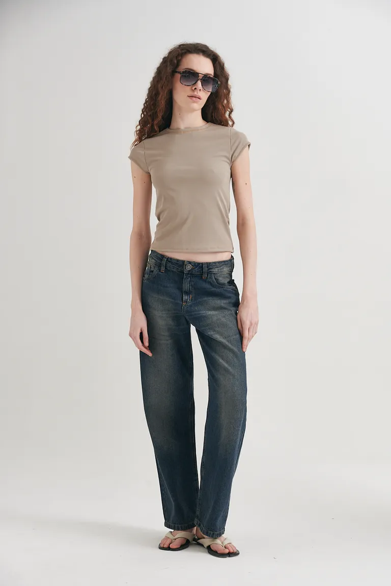 Pantalón de denim rígido, de corte recto y tiro medio, con acabado desgastado y efecto bigote de Sweet en Pantalones para argentina