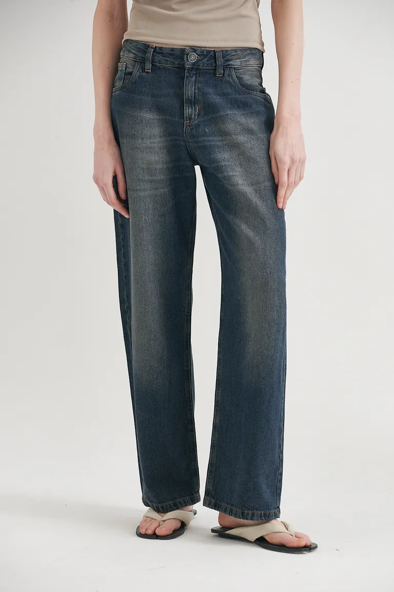 Pantalón de denim rígido, de corte recto y tiro medio, con acabado desgastado y efecto bigote de Sweet en Pantalones para argentina