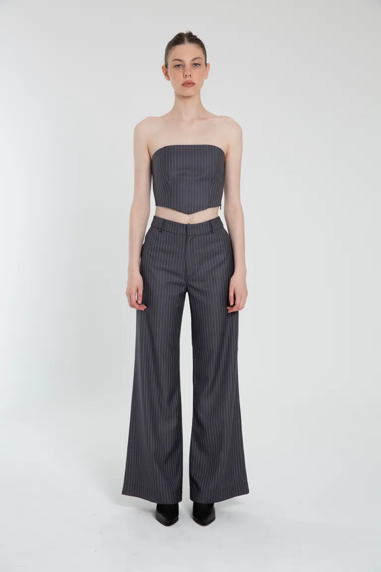 Pantalón de crepe negro con bolsillos y cierre de botón de Naíma en Pantalones para argentina