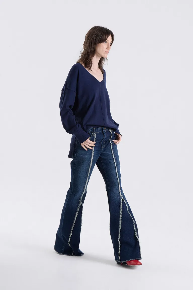 Jean tiro medio con recortes desflecados frontales y diseño de bota súper amplia estilo Oxford de Maria Cher en Pantalones para argentina