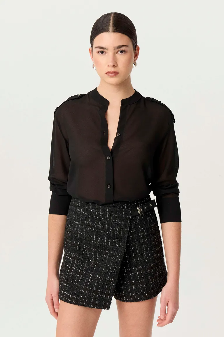 Camisa negra de gasa con cuello mao y charreteras en los hombros de Markova en Camisas para argentina