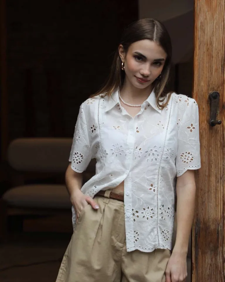 Camisa de broderie importada con detalles de encaje y estampado floral de Hesed en Camisas para argentina