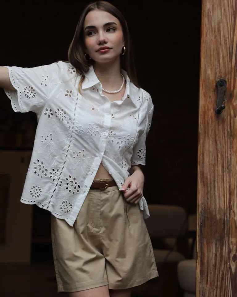 Camisa de broderie importada con detalles de encaje y estampado floral de Hesed en Camisas para argentina