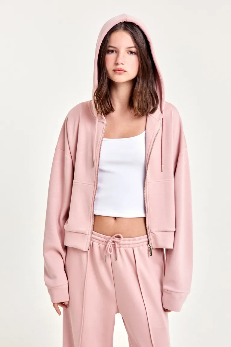 Campera rosa con capucha y bolsillo canguro, prenda versátil y confortable para el día a día de 47 Street en Buzos y Sweaters para argentina