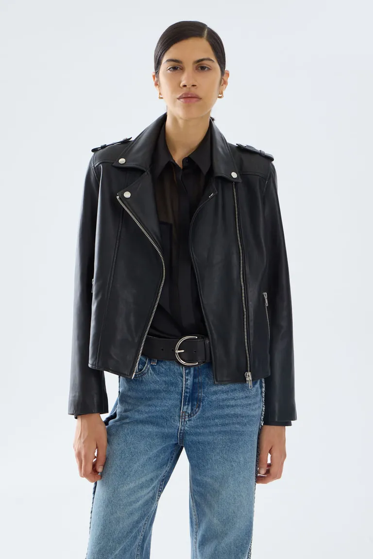 Chaqueta estilo moto biker con cierre cruzado y detalles metálicos de Portsaid en Chaquetas para argentina