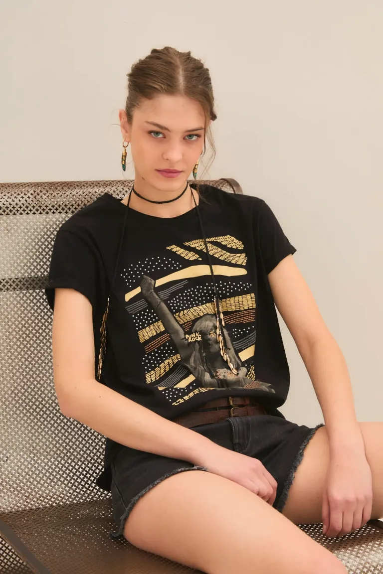Remera estampada con detalles en lurex y tachas para un look rockero de Rapsodia en Remeras para argentina