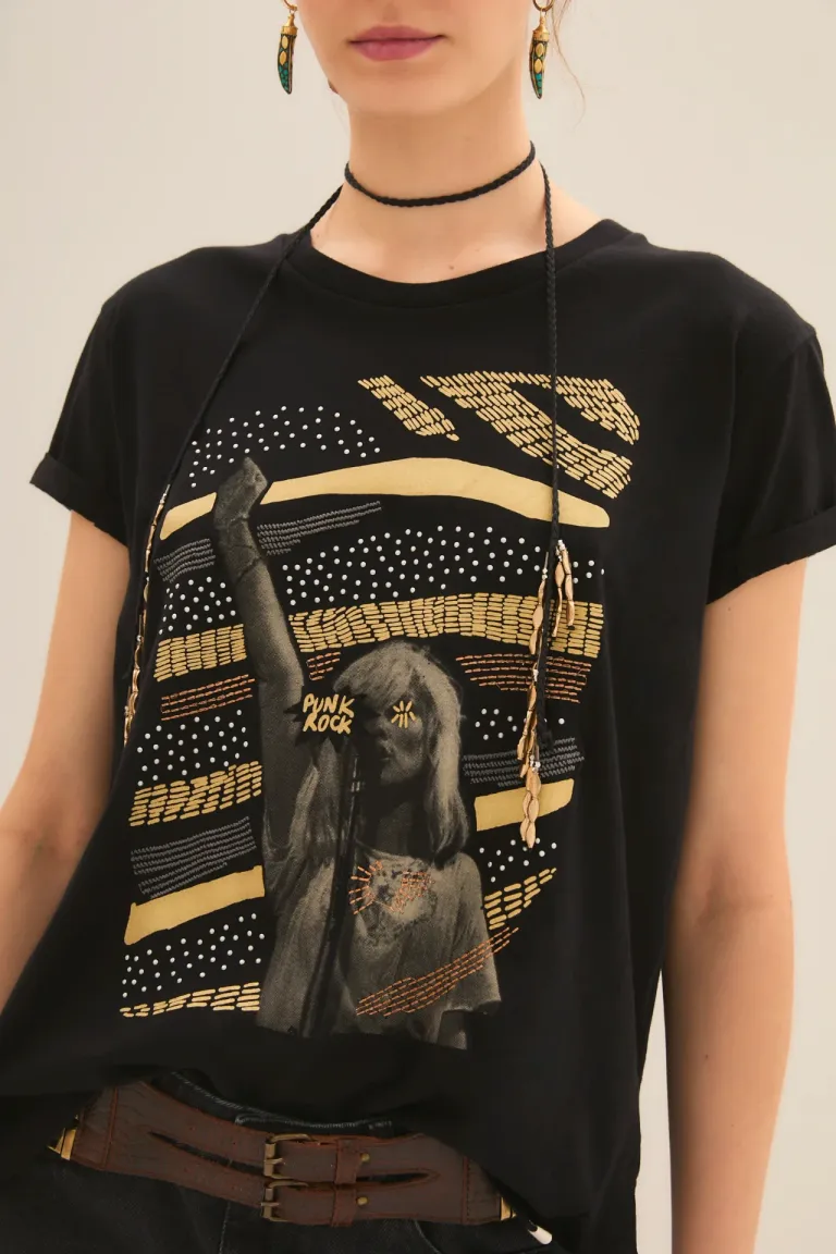 Remera estampada con detalles en lurex y tachas para un look rockero de Rapsodia en Remeras para argentina