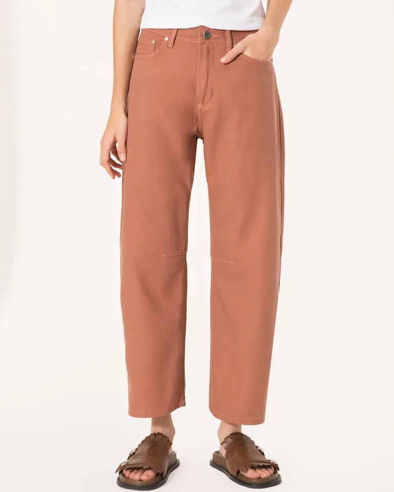 Pantalón de corte holgado y diseño descontracturado para un look fresco y moderno de Jazmin Chebar en Pantalones para argentina