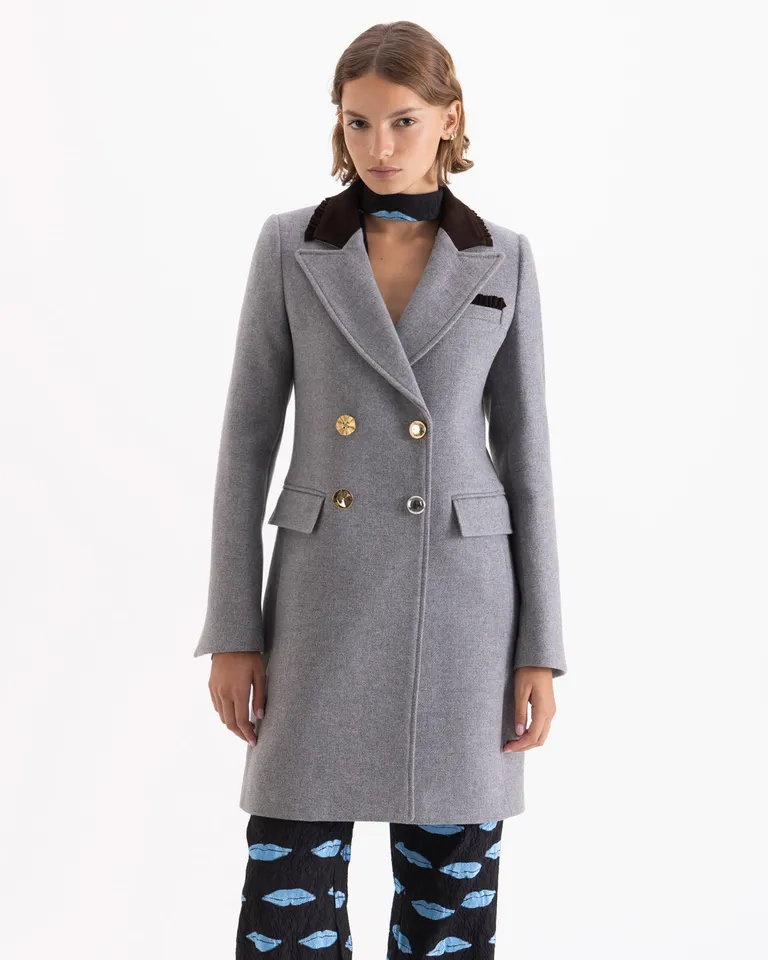 Tapado sastrero de corte entallado con doble cruce de botones y cuello con contraste de Jazmin Chebar en Tapados para argentina