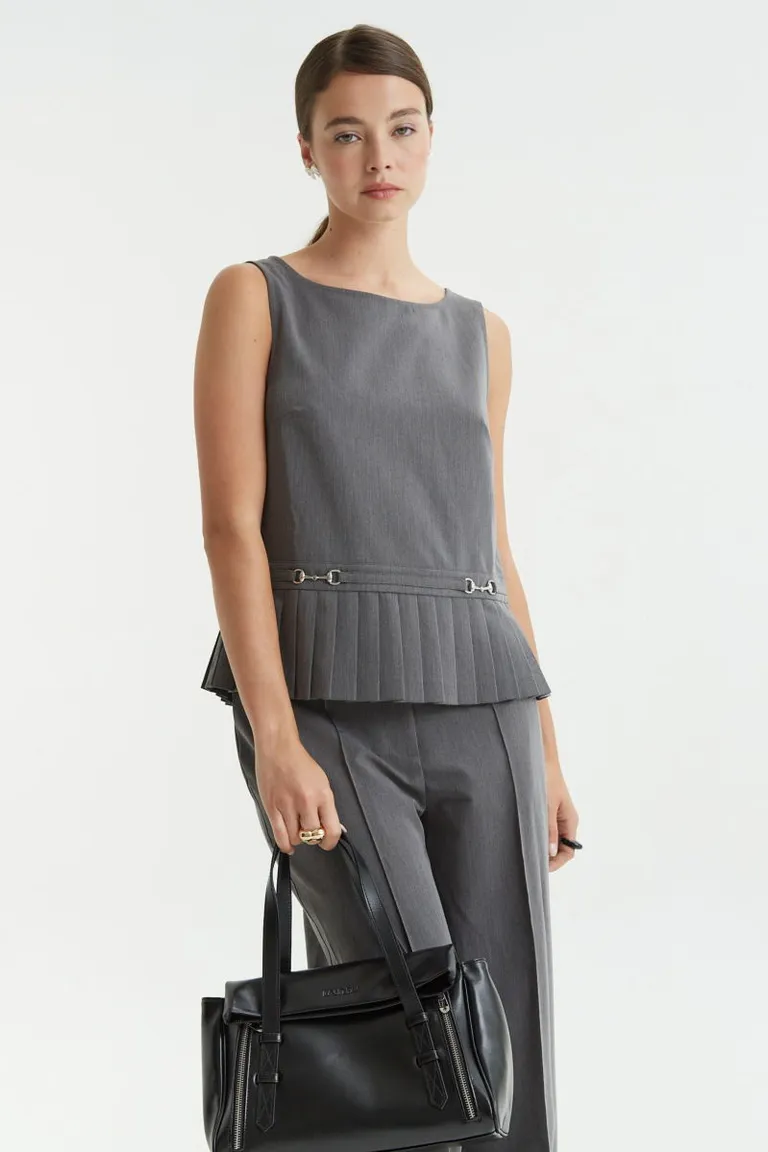 Blusa sastrera sin mangas con tablas en la cintura y herrajes metálicos de Las Pepas en Blusas para argentina