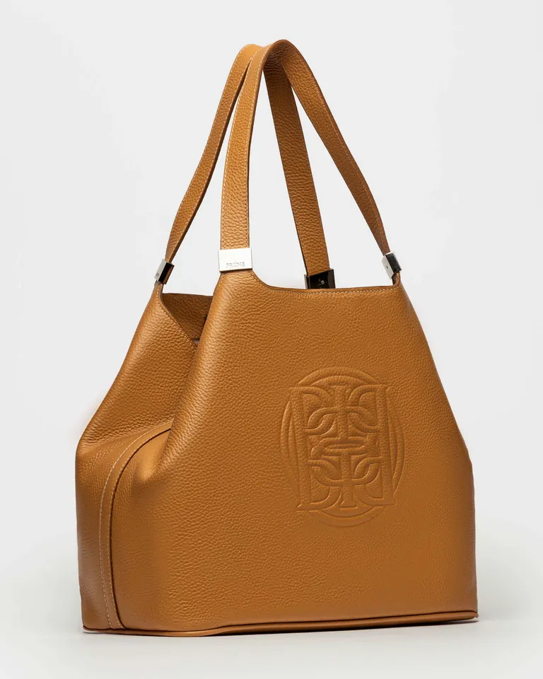 Bolso de cuero graneado con diseño minimalista y funcional de Prüne en Bolsos y Carteras para argentina