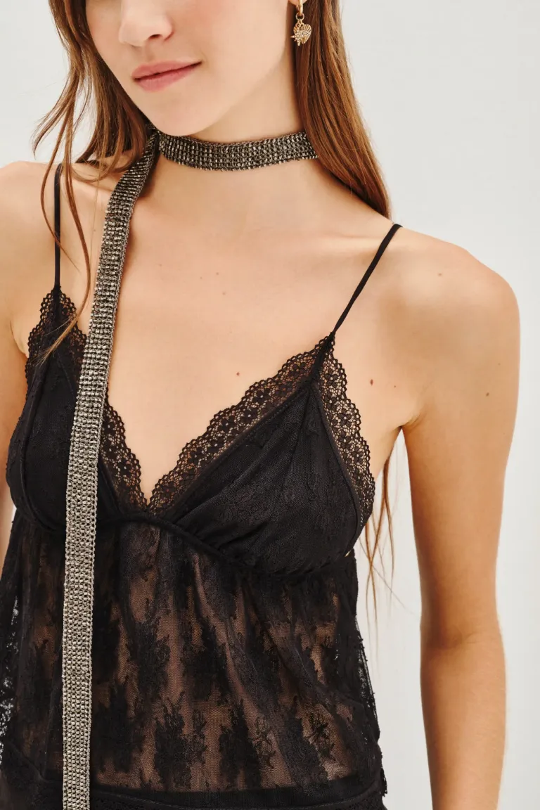 Musculosa lencera de encaje floral con escote en V y breteles finos de Rapsodia en Tops para argentina