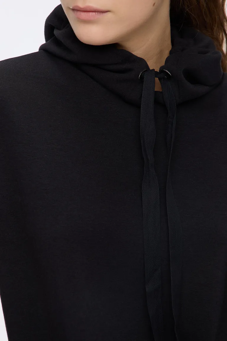 Buzo con capucha y cordones de ajuste con mangas largas y calce relajado de Cuesta Blanca en Buzos y Sweaters para argentina