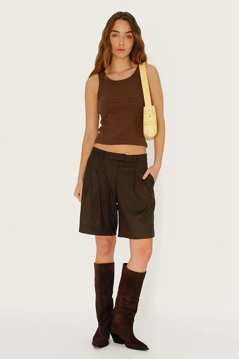 Bermuda con pinzas de corte modular y cintura ajustable de Sofia Sarkany en Pantalones para argentina