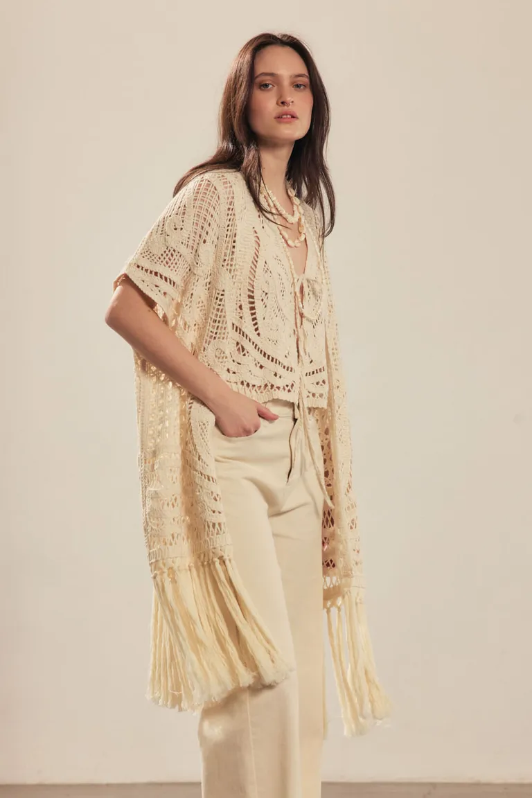 Kimono tejido tipo crochet con diseño irregular, arabescos y calados de Portsaid en Kimonos para argentina