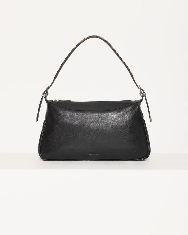 Cartera de cuero negro con acabado gastado y correa ajustable de Jazmin Chebar en Bolsos y Carteras para argentina